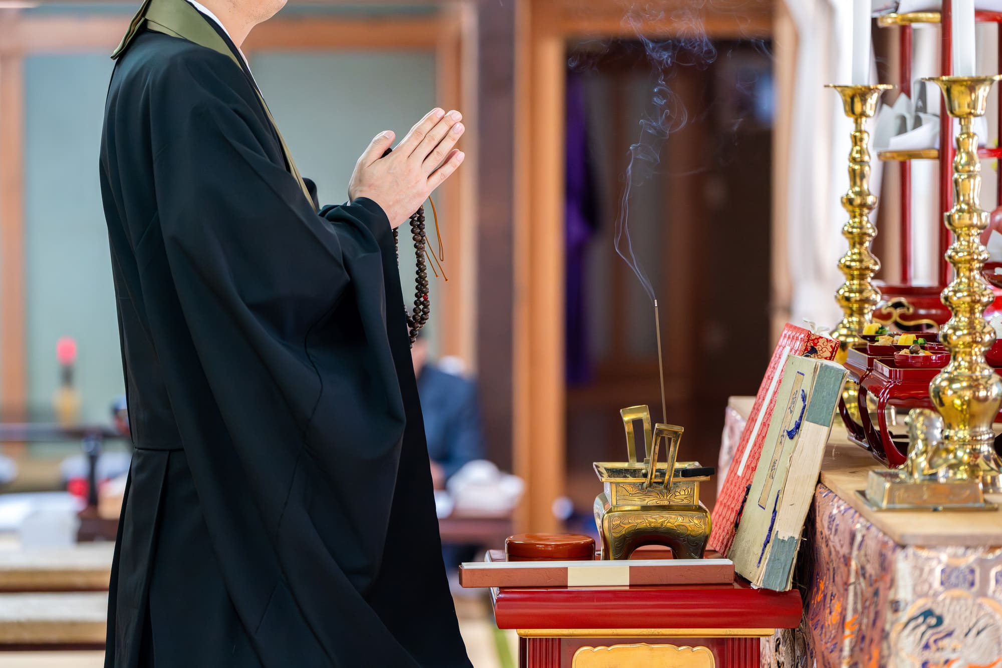 お坊さんがお祈りしている様子